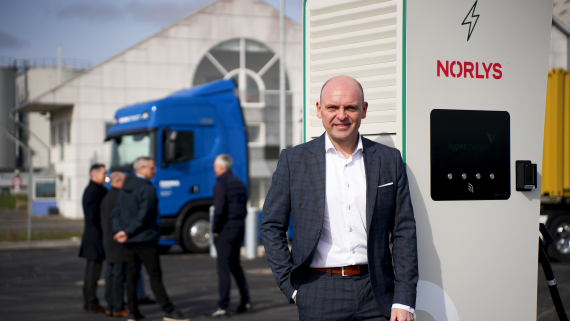 Mads Brøgger fra Norlys i forbindelse med en indvielse af ladestandere til transportfirmaet Dania Connect på havnen i Aarhus