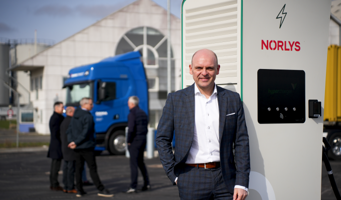Mads Brøgger fra Norlys i forbindelse med en indvielse af ladestandere til transportfirmaet Dania Connect på havnen i Aarhus